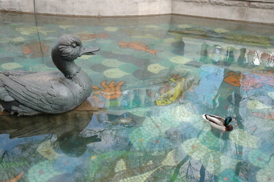 Утка Церетели и селезень. Размеры утки просто покорили селезня, и у него возникла безответная любофф. Плавал кругами, забирался на спину - а эта дурында бронзовая хоть бы пошевелилась. Обидно...
